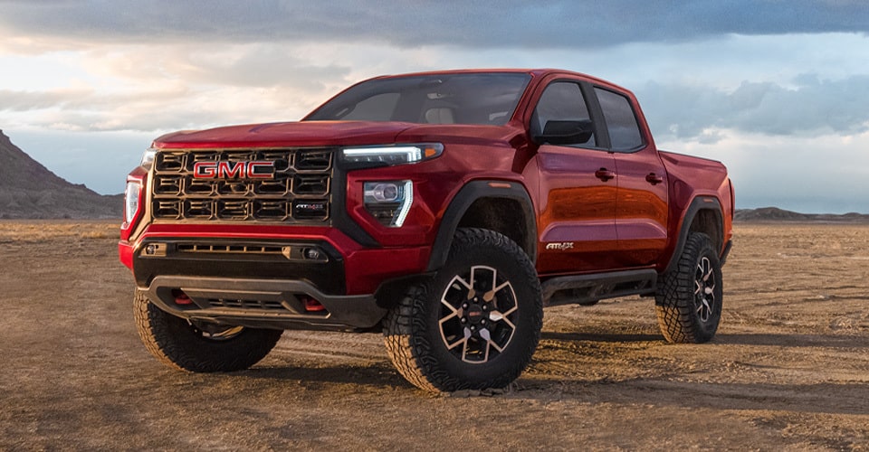 GMC Canyon 2024 stationné dans un désert.