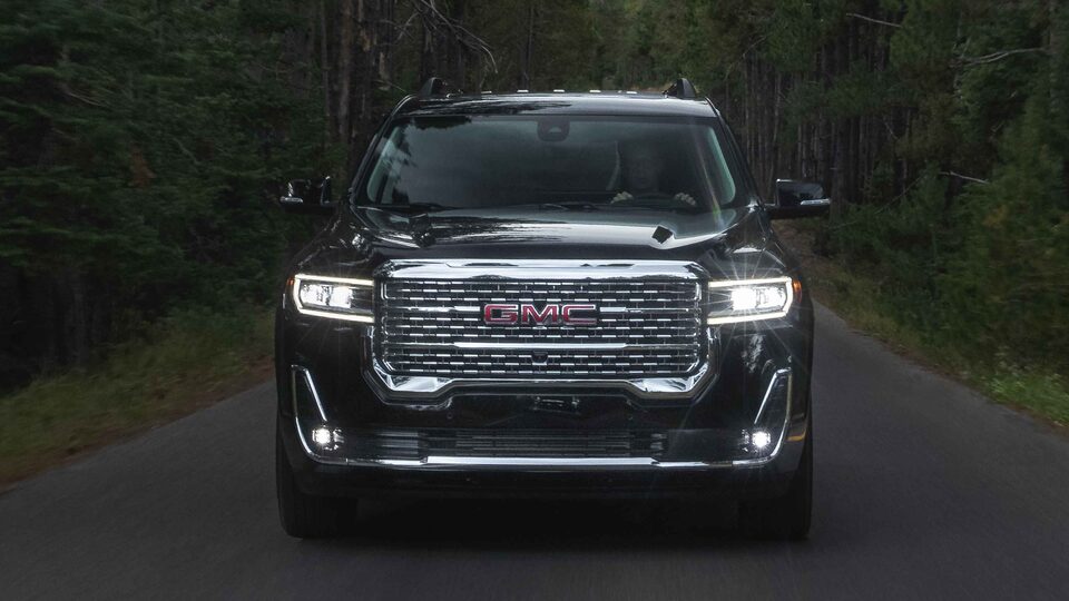 Vue de face d'un GMC Acadia 2021 sur une route.