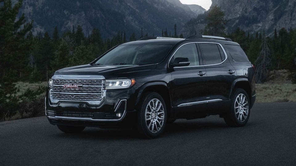 GMC Acadia 2021 sur la route.