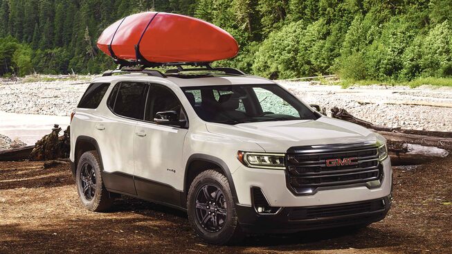 Acadia AT4 2022 qui transporte un kayak.