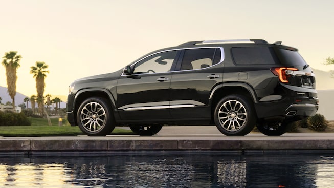 Vue latérale du GMC Acadia Denali 2022.