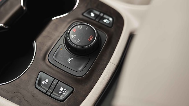 Commandes centrales du GMC Acadia Denali 2022.