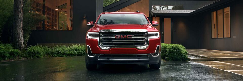 Vue avant du GMC Acadia SLE/SLT 2022.