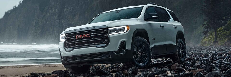Vue panoramique du GMC Acadia 2022.
