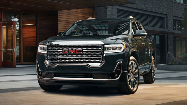 GMC Acadia Denali 2022 stationné à l'extérieur.