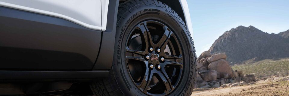 2022 GMC Acadia AT4 side wheel.