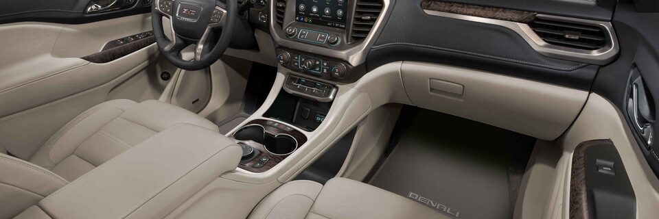 Sièges et tableau de bord du GMC Acadia 2022.