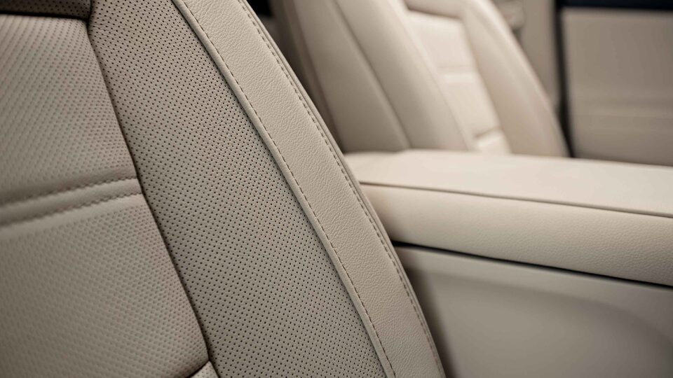 Sièges avant du GMC Acadia 2022.