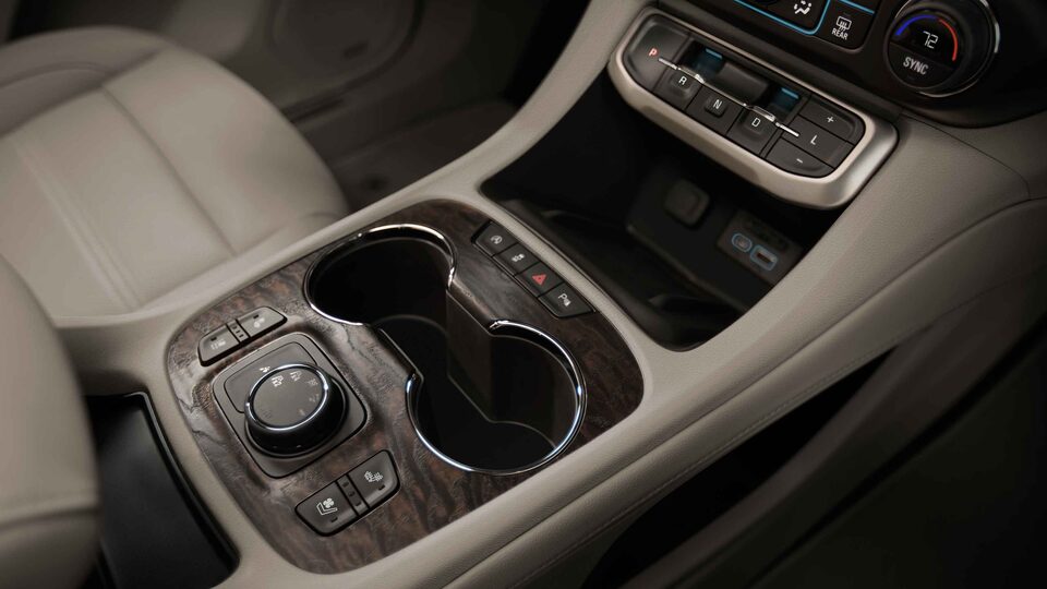 Garnitures en bois de frêne véritable du GMC Acadia Denali 2022.