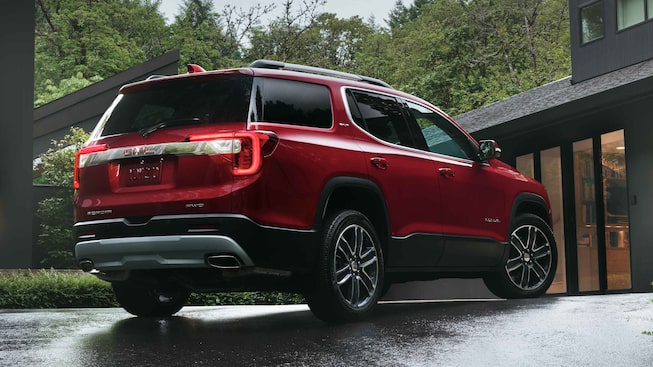 Vue extérieure latérale arrière du GMC Acadia SLE/SLT 2023.