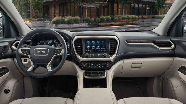 Tableau de bord et volant du GMC Acadia Denali 2022.