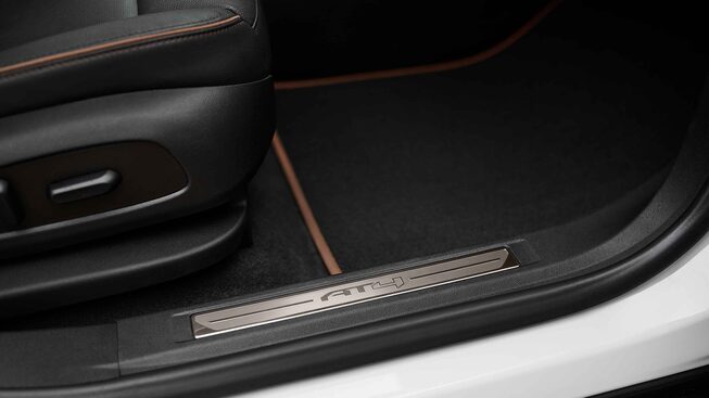 Emblème sur la bordure de la porte du GMC Acadia AT4 2023.