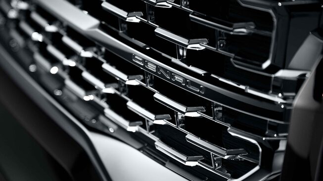 Vue rapprochée de la calandre du GMC Acadia Denali 2023.