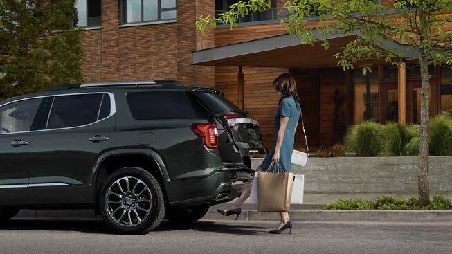 Hayon mains libres du GMC Acadia Denali 2022.