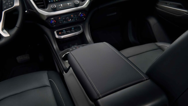 Espace de rangement de la console centrale du GMC Acadia SLE/SLT 2023.