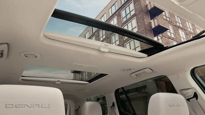 Toit ouvrant du GMC Acadia Denali 2022.