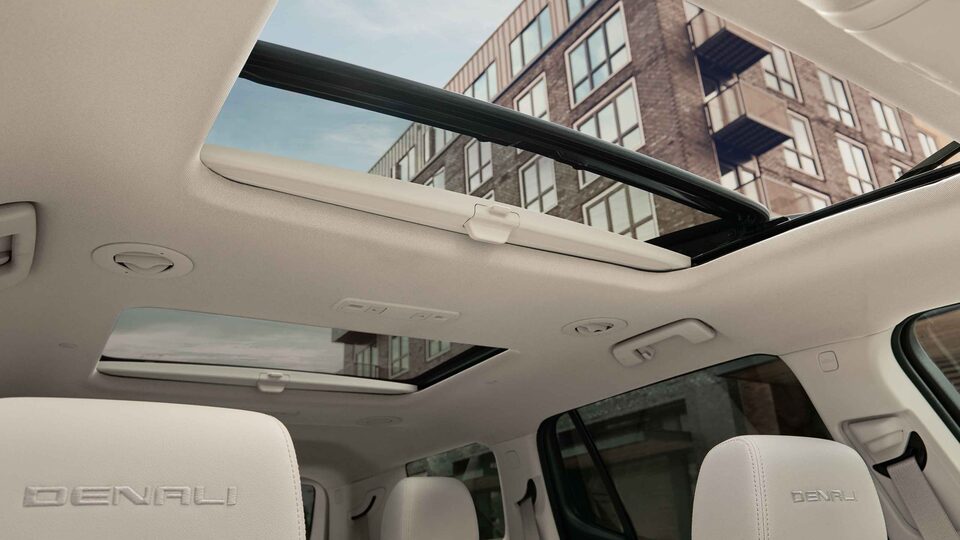 Double toit ouvrant Skyscape du GMC Acadia 2022.
