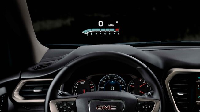 Dispositif de visualisation tête haute du GMC Acadia Denali 2023.