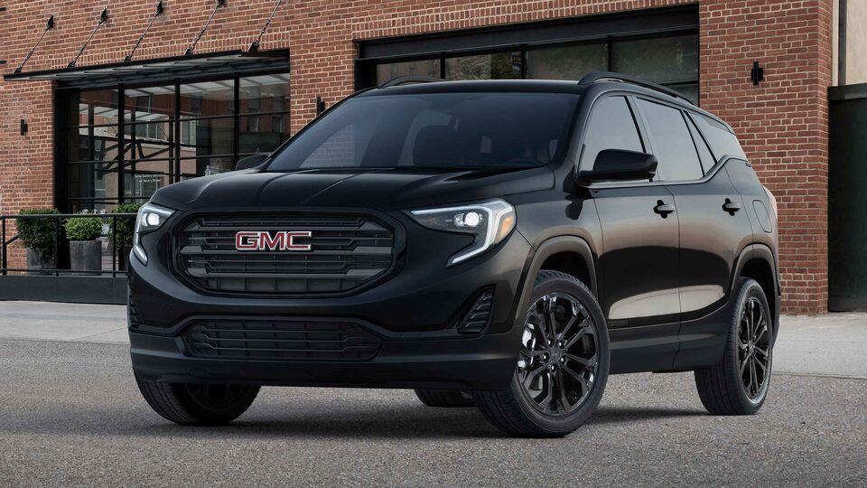 Vue de face du GMC Terrain 2021 stationné sur la route.