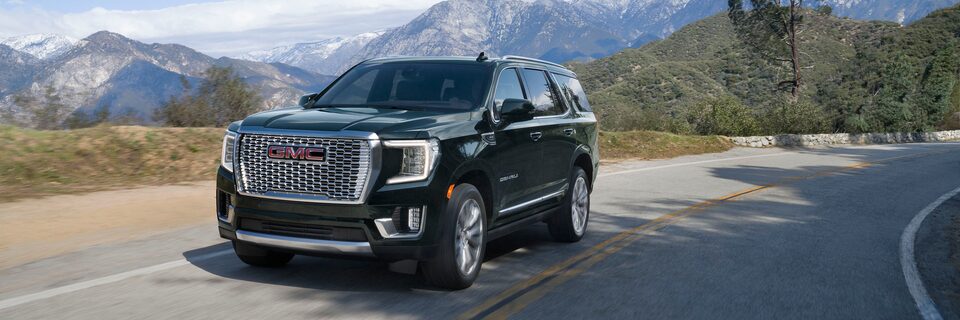 GMC Yukon 2022 sur la route.