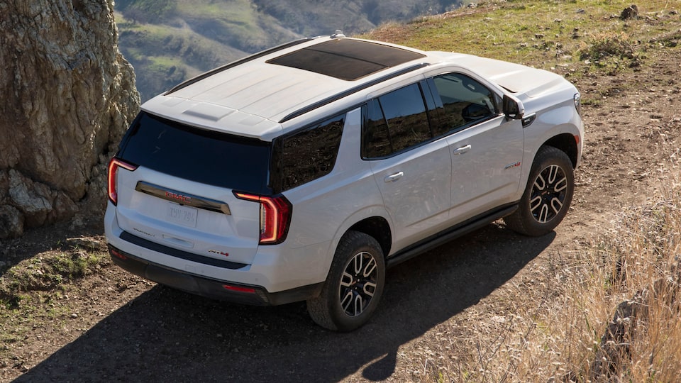 GMC Yukon 2022 conduisant en dehors de la route.
