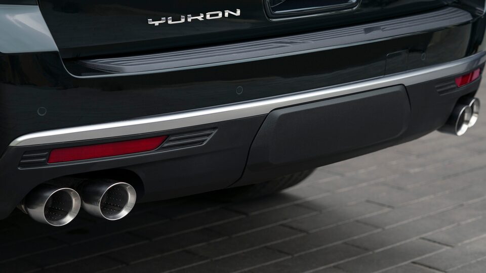 Double tuyau d'échappement GMC Yukon 2022.