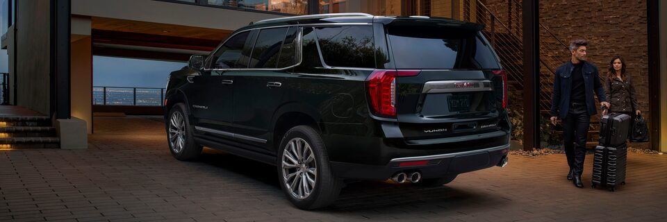 GMC Yukon 2022 stationné.