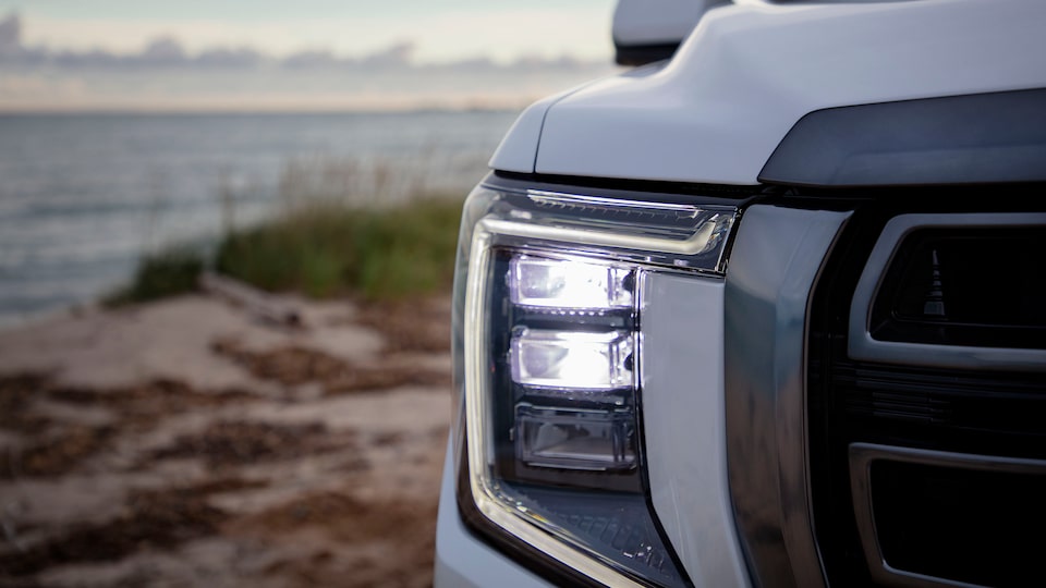 Plan rapproché des phares avant du GMC Yukon 2022.
