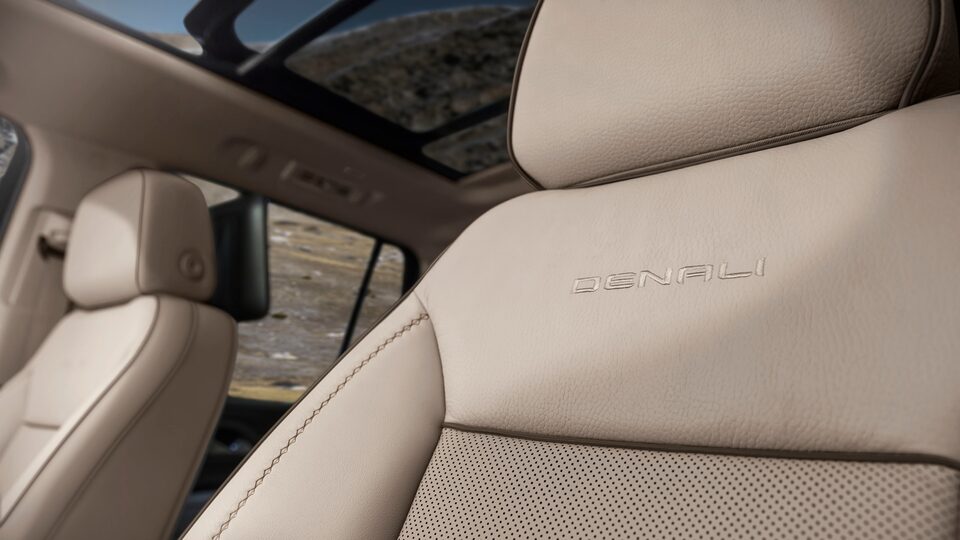 Sièges intérieurs en cuir du GMC Yukon 2022.