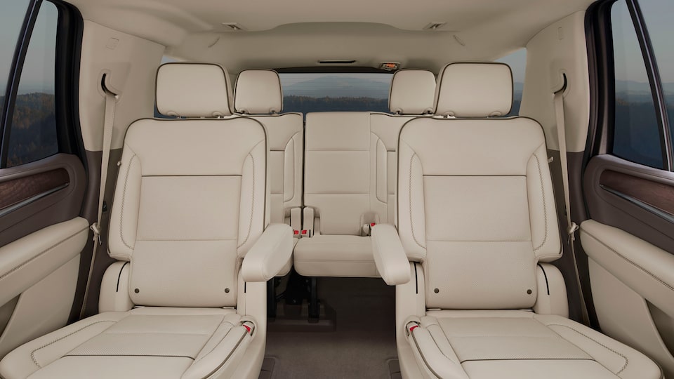 sièges arrière en cuir du GMC Yukon 2022.