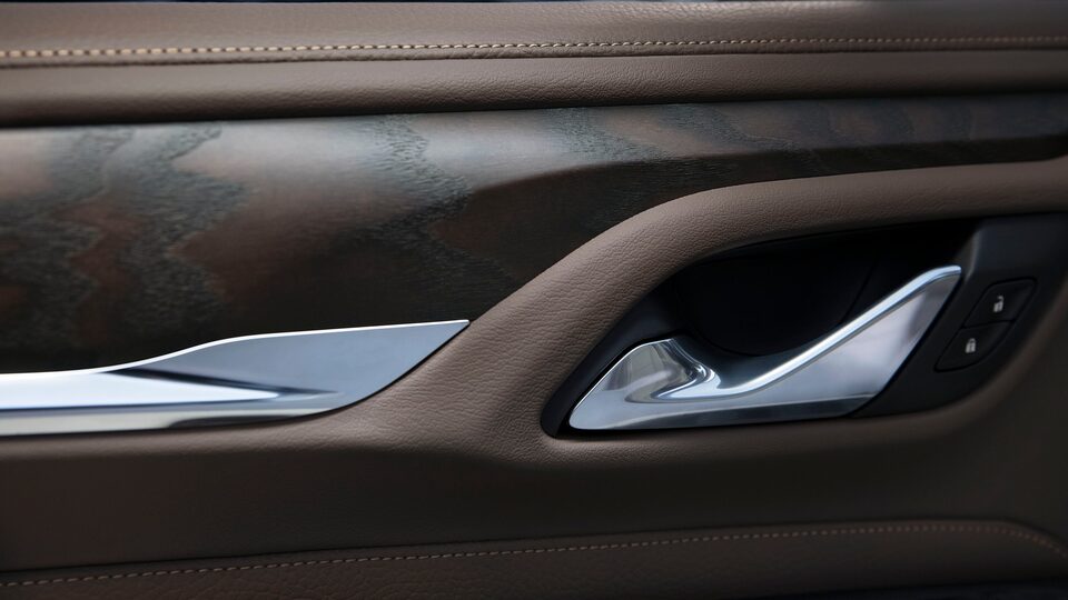 Détails des garnitures intérieures en bois du GMC Yukon 2022.