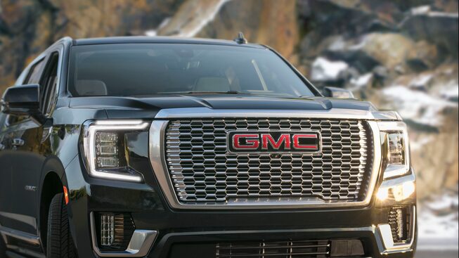 2023 GMC Yukon Denali front-view grille.