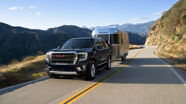 GMC Yukon 2023 en remorquage sur la route.