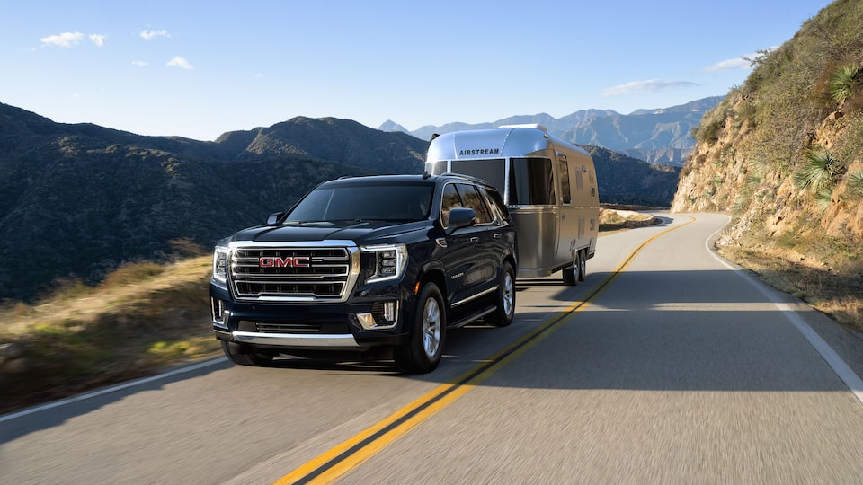 GMC Yukon 2023 qui remorque sur la route.