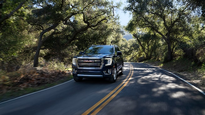 GMC Yukon 2022 sur la route.