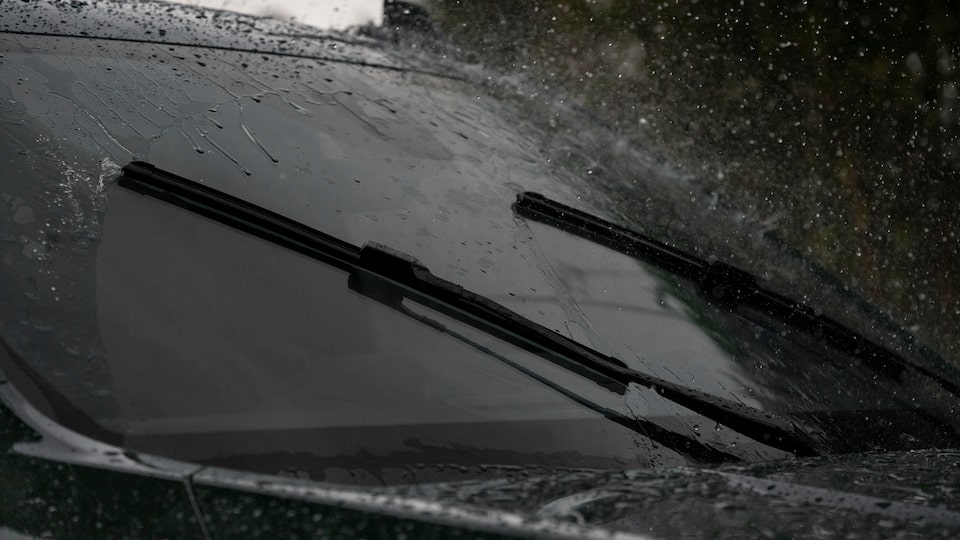 Essuie-glaces GMC Yukon 2022 en fonction sous la pluie.