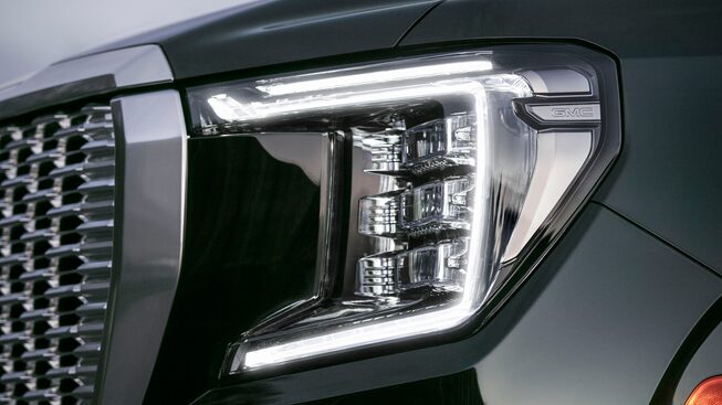 Gros plan sur les phares du modèle Yukon Denali 2022.