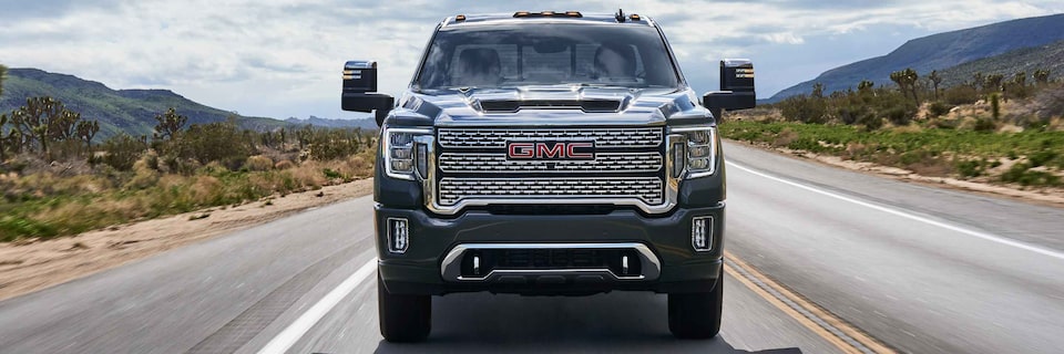 GMC Sierra HD Denali 2023 conduisant sur la route.