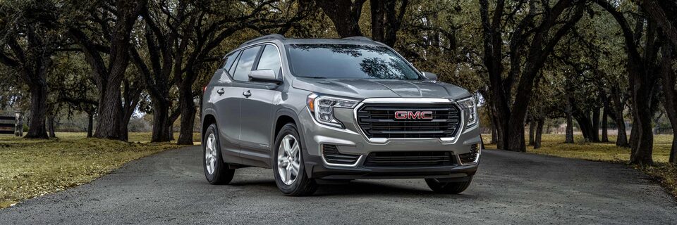Vue avant droite du GMC Terrain 2023.