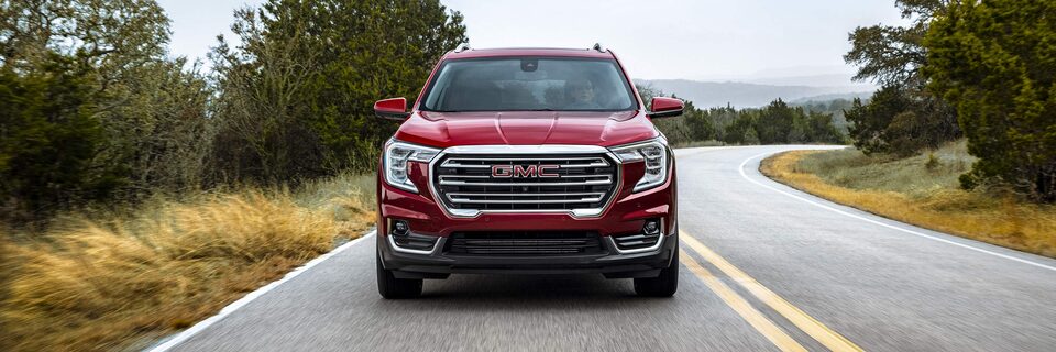 Vue avant du GMC Terrain SLE et SLT 2023.