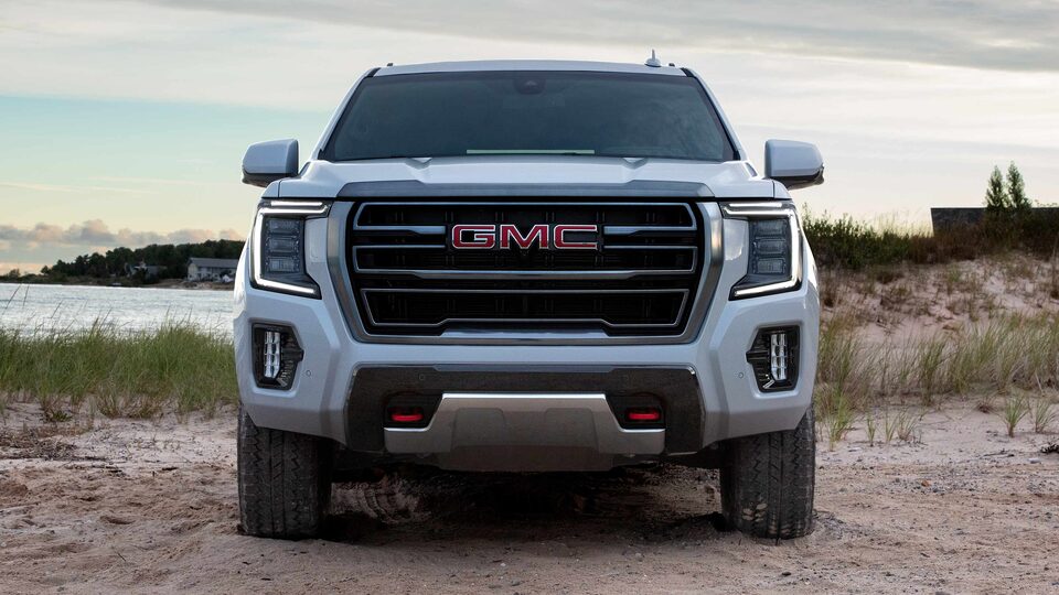 2023 Yukon AT4 front-view shot.