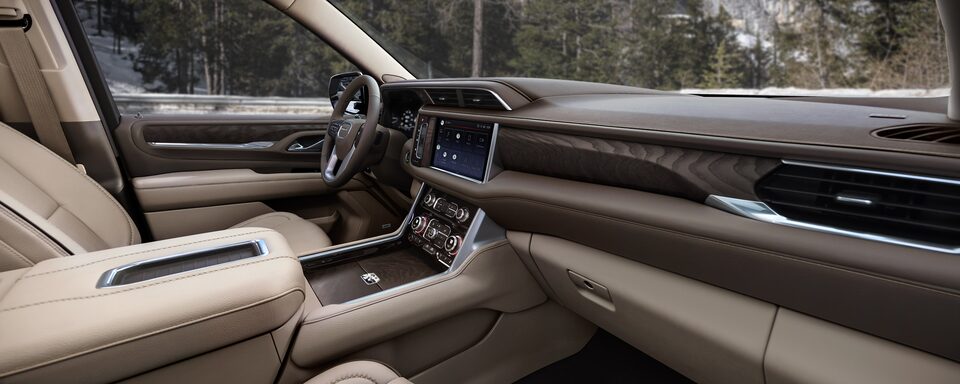 Tableau de bord du GMC Yukon 2023 - intérieur.