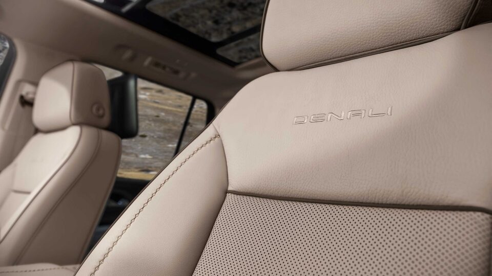 Sièges en cuir du GMC Yukon 2023.