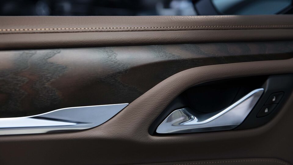 Détails des garnitures intérieures en bois du GMC Yukon 2023.