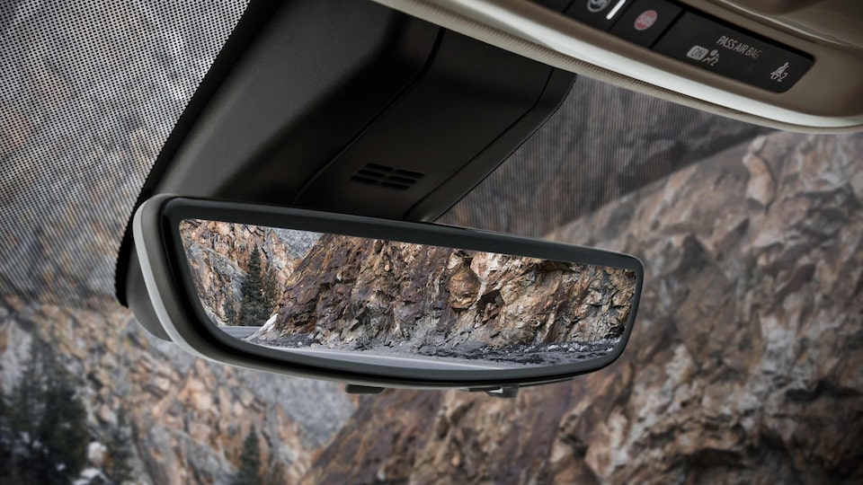 Caméra arrière à affichage intégré au rétroviseur du GMC Yukon Denali 2023.
