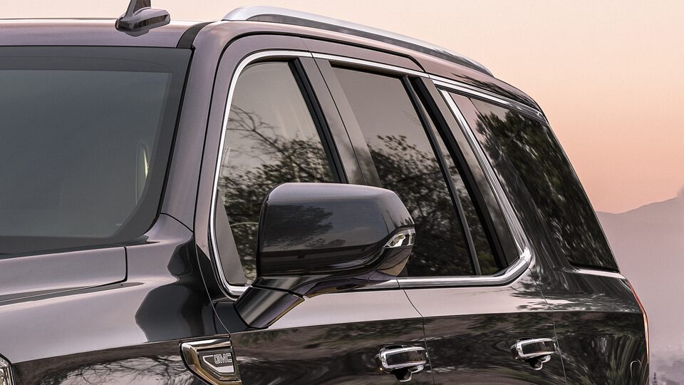 Vue rapprochée du côté gauche du GMC Yukon Denali Ultimate 2023.