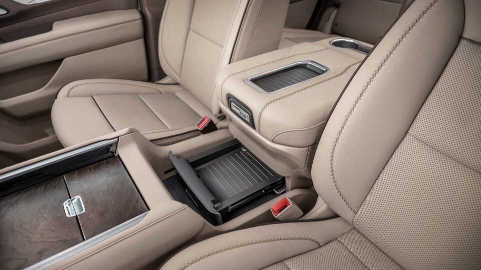 Console centrale coulissante à commande électrique située entre les sièges avant du GMC Yukon Denali 2023.