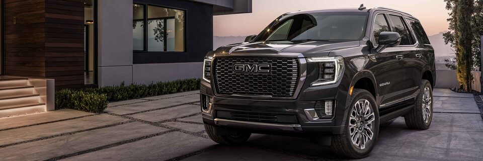 GMC Yukon Denali Ultimate 2023 dans une vue panoramique.