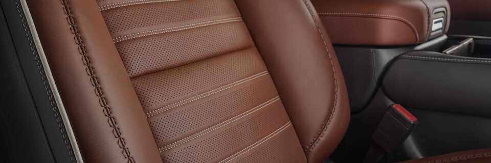 Vue rapprochée des sièges en cuir pleine fleur perforé du GMC Yukon Denali Ultimate 2023.
