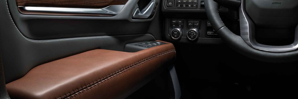 Vue rapprochée d’un panneau de portière et de l’intérieur ombre alpine exclusif du GMC Yukon Denali Ultimate 2023.